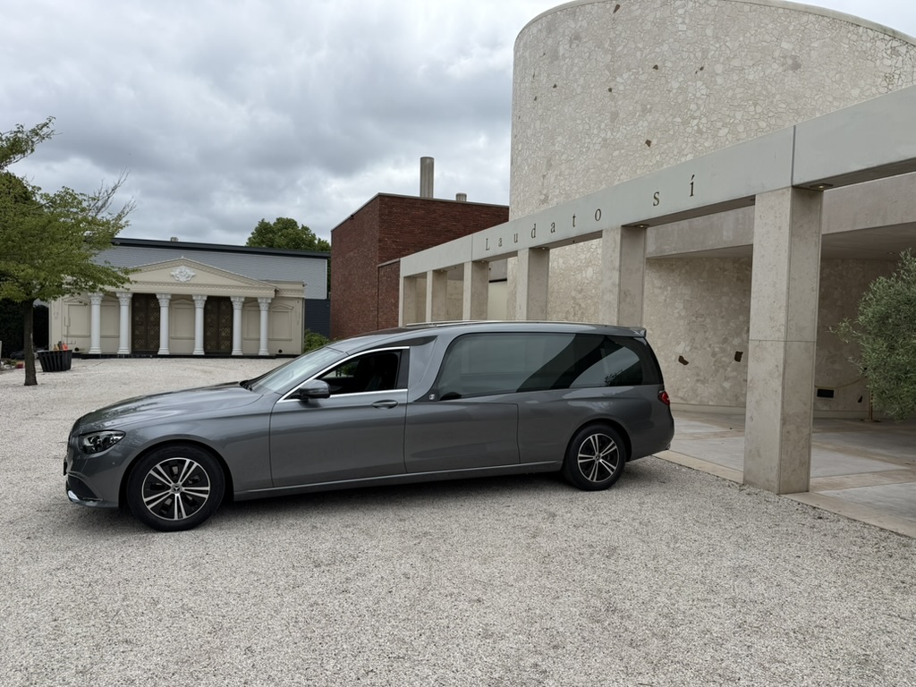 goedkope rouwvervoer met een mercedes benz